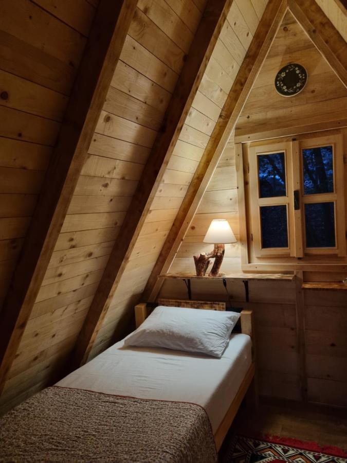 Wolf & Sheep Nature & Adventure Podgoriţa Exterior foto
